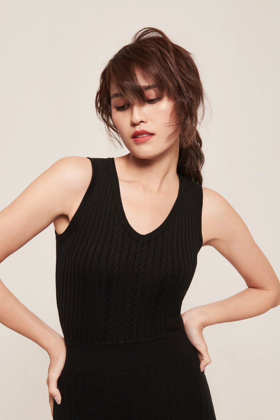 hello ronron | Angelique Dress Black | V-neck braided cable knit midi dress