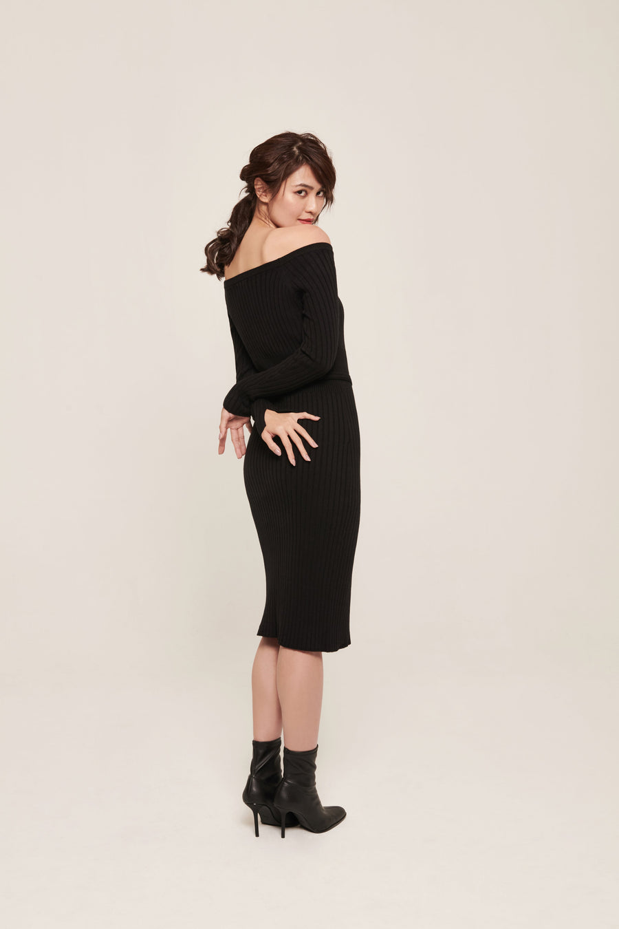 hello ronron | Sylvie Dress Black | Button-embellished off-shoulder ribbed knit midi dress