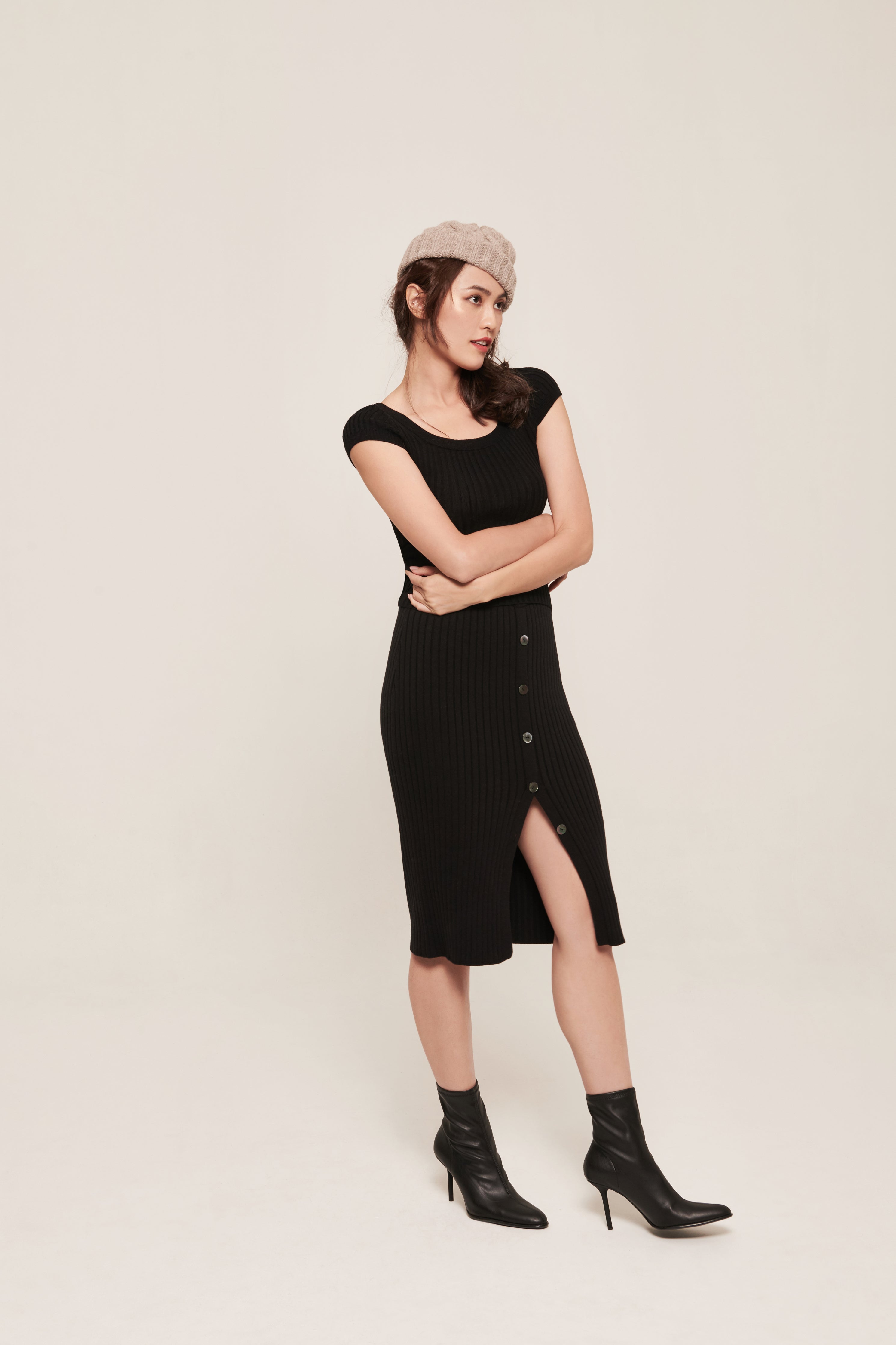 hello ronron | Sylvie Skirt Black | Button-embellished ribbed knit midi skirt