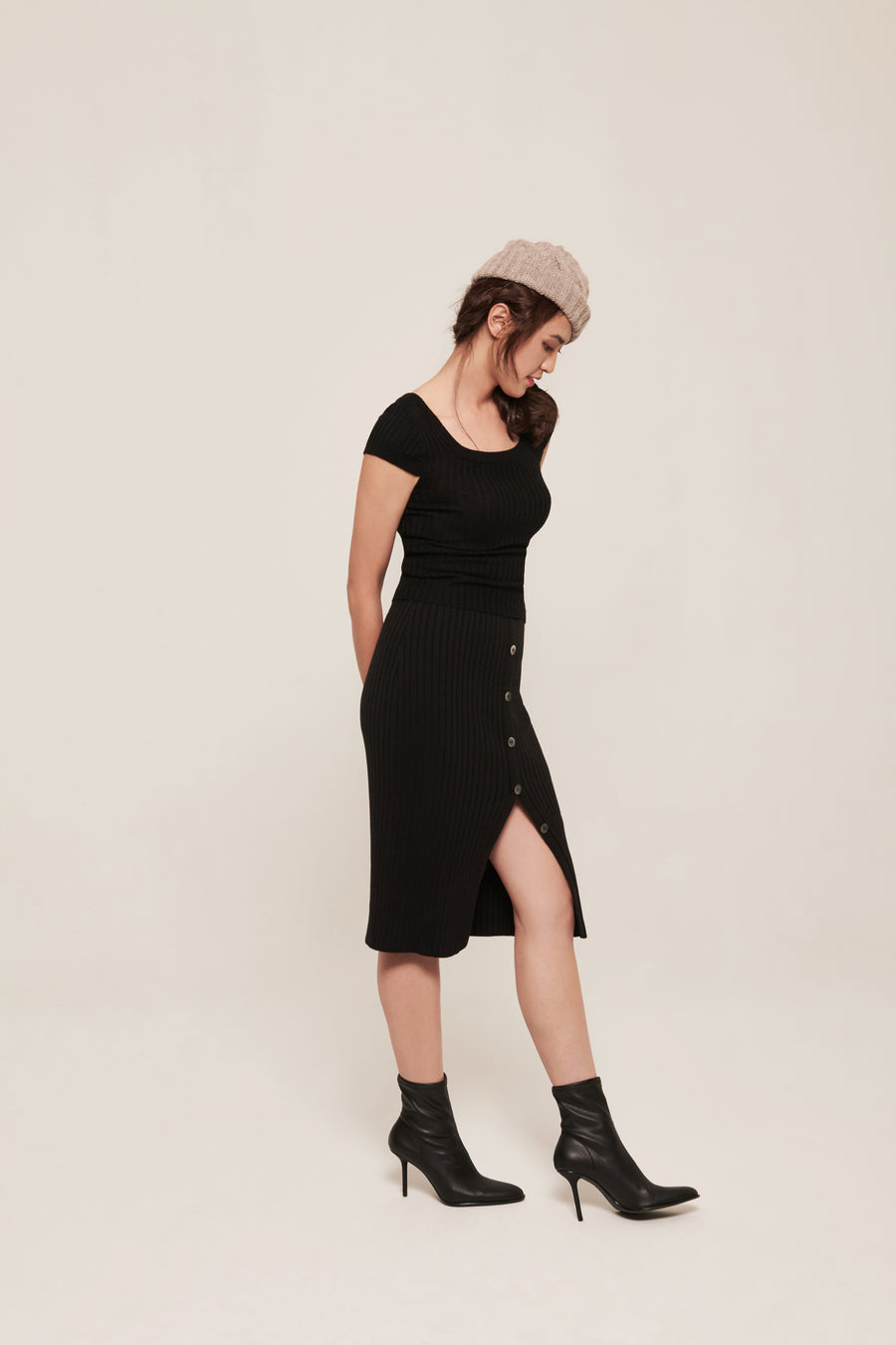 Lynn Top Black | Square neck ribbed knit top